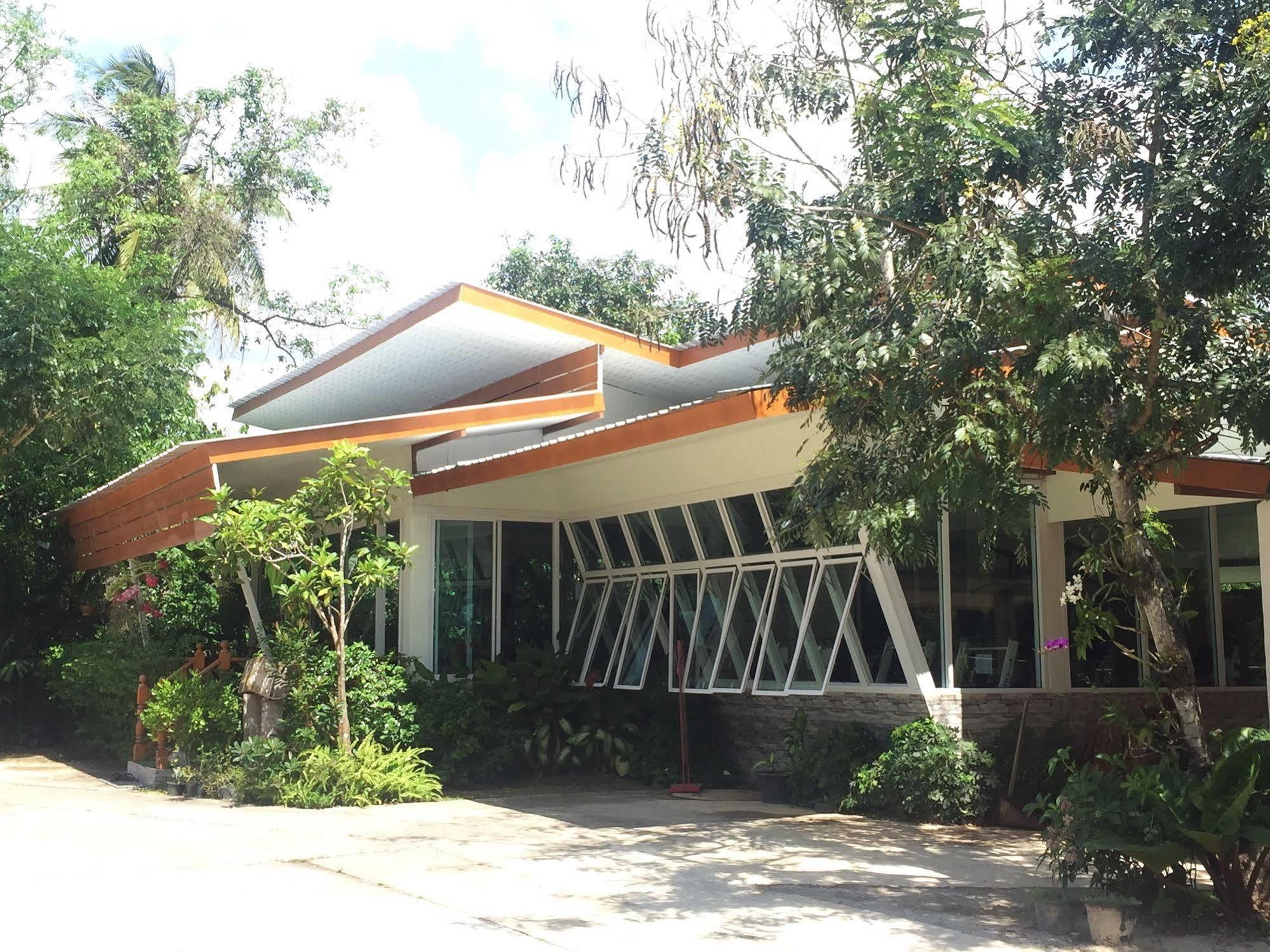 Baan Bangrak Residence Trang Bagian luar foto